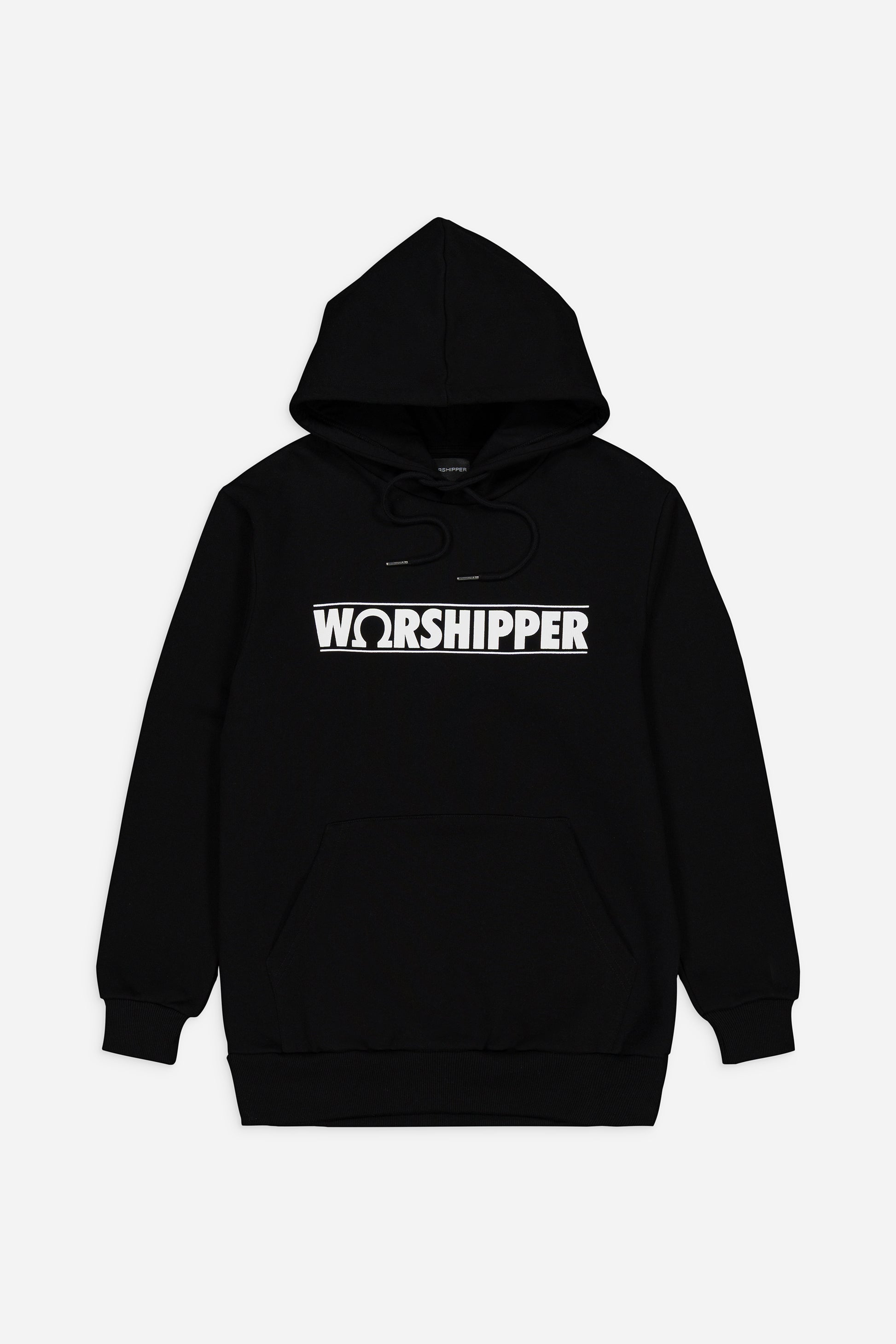 Le sweat à capuche noir de Worshipperlifestyle est un modèle slim en coton biologique, orné du symbole « WORSHIPPER » (O comme Ω) imprimé en gras sur la poitrine. Il est doté d'une poche avant et d'un cordon de serrage au col pour plus de confort et de style.