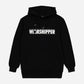 Le sweat à capuche noir Worshipperlifestyle arbore l'inscription « WORSHIPPER » en lettres blanches et un « O » en forme de trou de serrure. Fabriqué en coton bio, il est doté d'une poche avant. Présenté à plat sur fond blanc.