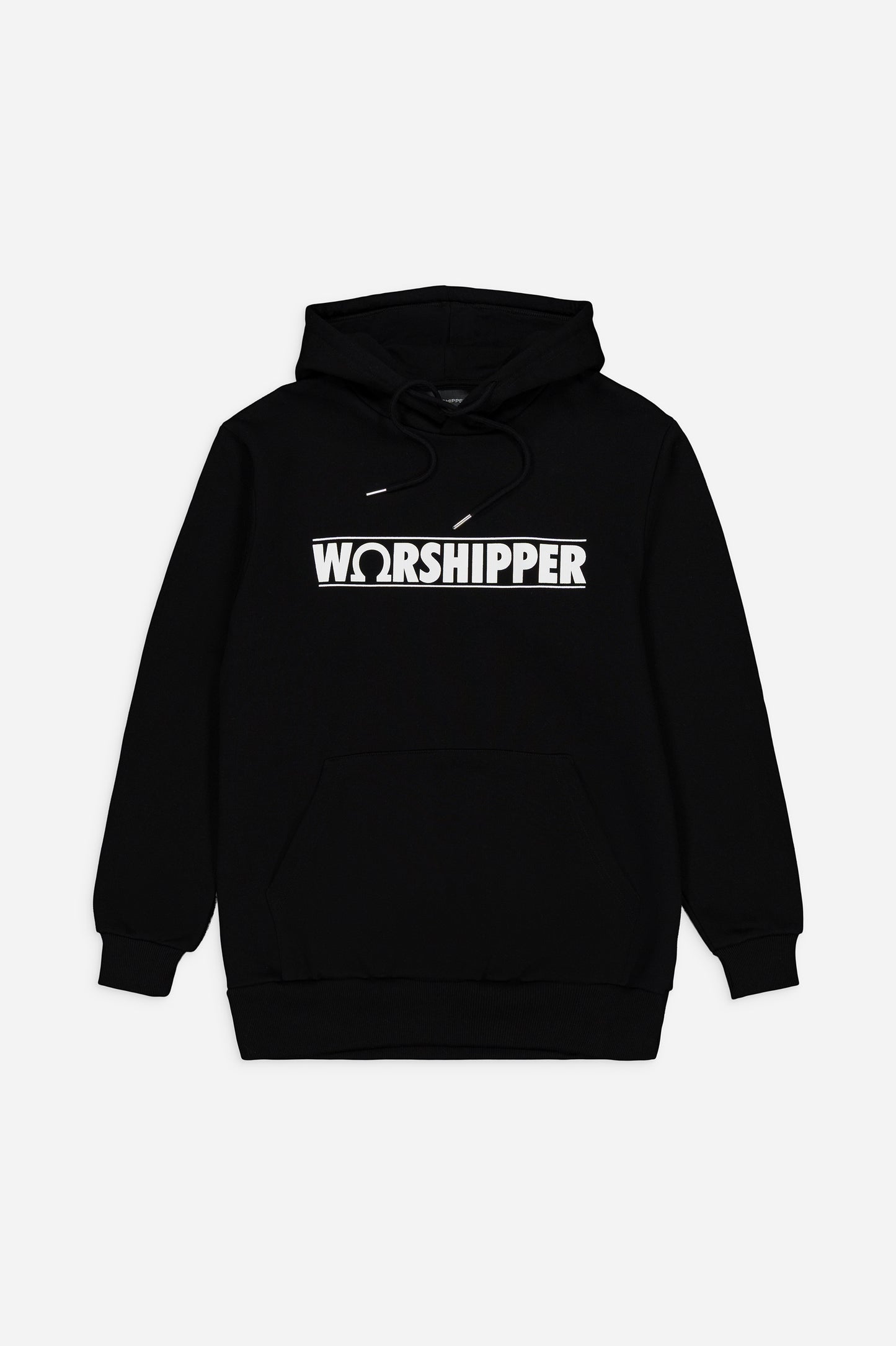 Le sweat à capuche noir Worshipperlifestyle arbore l'inscription « WORSHIPPER » en lettres blanches et un « O » en forme de trou de serrure. Fabriqué en coton bio, il est doté d'une poche avant. Présenté à plat sur fond blanc.