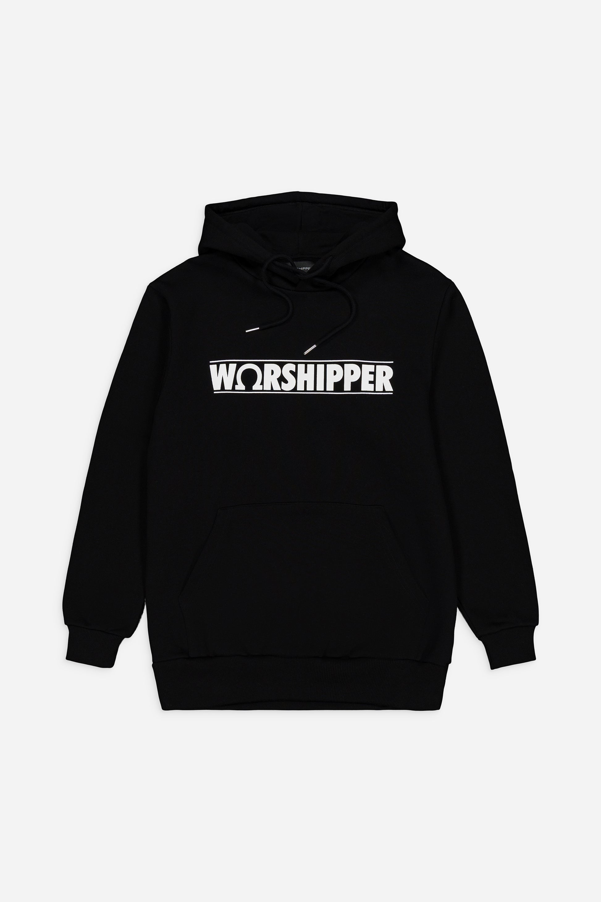 Le sweat à capuche noir Worshipperlifestyle arbore l'inscription « WORSHIPPER » en lettres blanches et un « O » en forme de trou de serrure. Fabriqué en coton bio, il est doté d'une poche avant. Présenté à plat sur fond blanc.